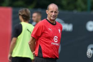 依旧囧！米兰发布训练图集，阿莱格里表情亮眼